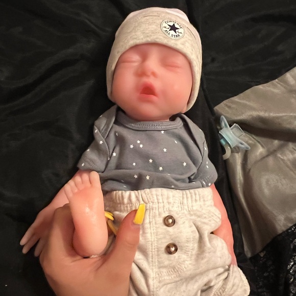 Full silicone baby reborn - Picture 1 of 7